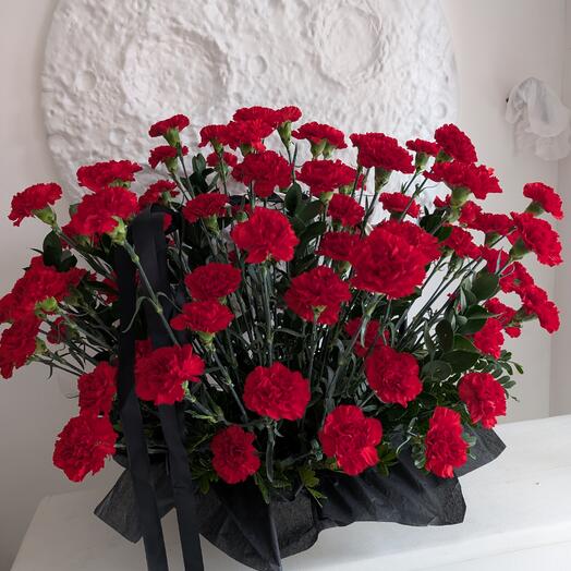 100 гвоздик с рускусом. Траурная корзина