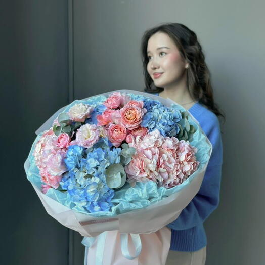 Нежный евробукет с гортензиями и кустовыми розами Джульетта