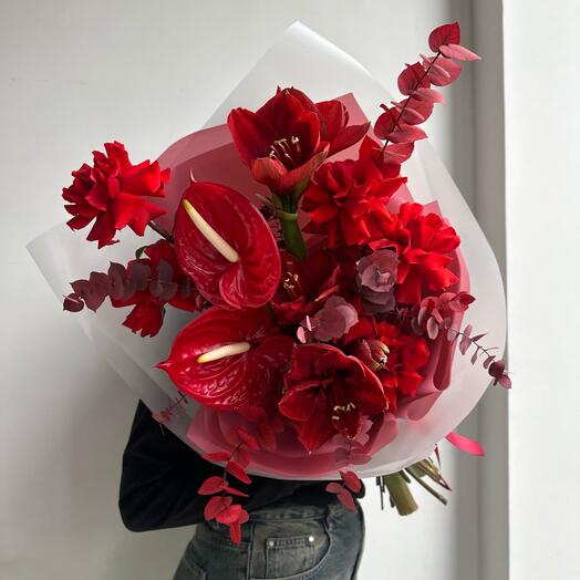 Авторский красный букет с амариллисами, антуриумами и французскими розами Роскошная страсть