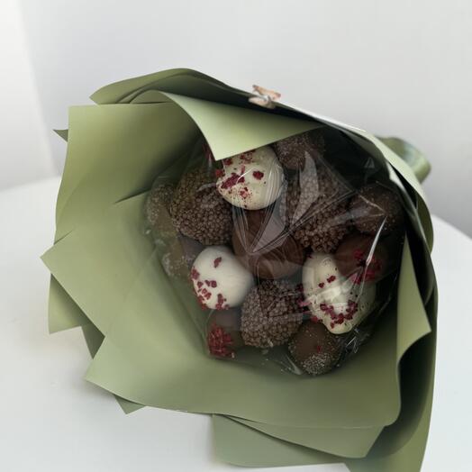 Букет из клубники в шоколаде воздушный рис