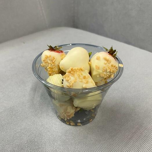 Малый стакан с клубникой в белом шоколаде