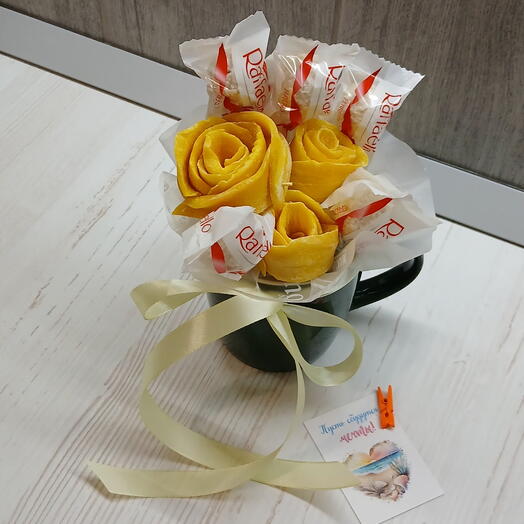 Презент-комплимент "Розы из Манго + Рафаэлло" в кружке