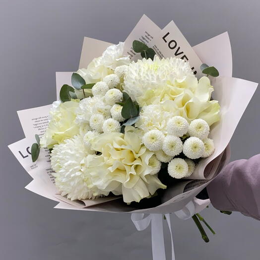 Нежный пышный букет с французскими розами, хризантемами и диантусами