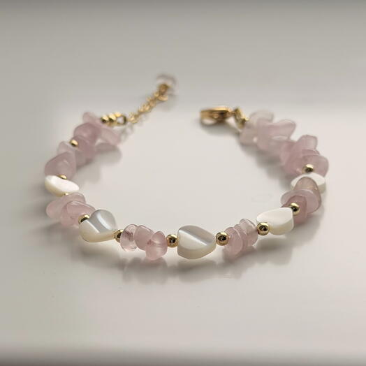 Браслет из бусин перламутра и розового кварца, позолота