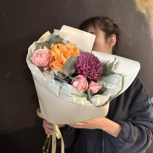 Букет с хризантемой, французская и пионовидной розой