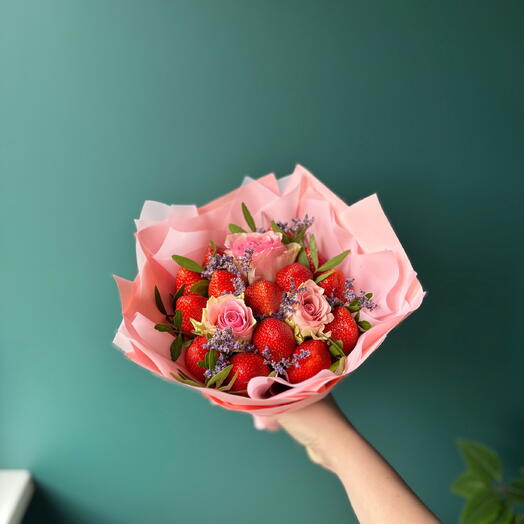 Мини букет из клубники с розовыми розами