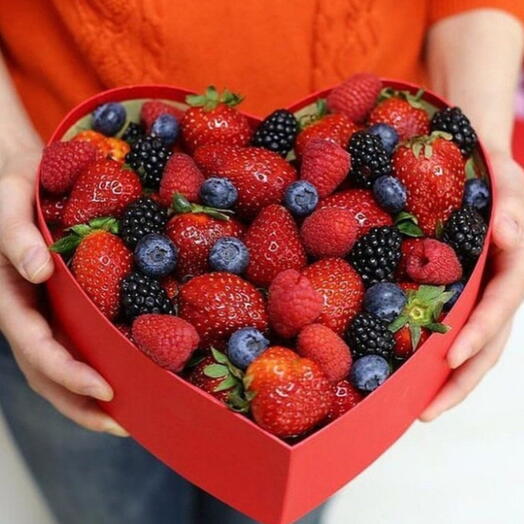 Сердцевидная коробочка, наполненная свежими ягодами