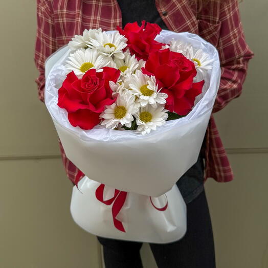 Букет из французских роз и ромашки + сладкий подарок🎁