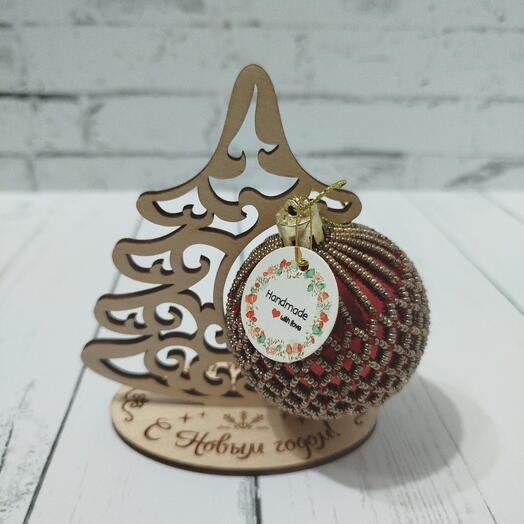 Елочный шар из бисера красный