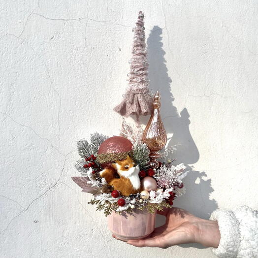 Композиция ручной работы из искусственных цветов "Владения лисички"