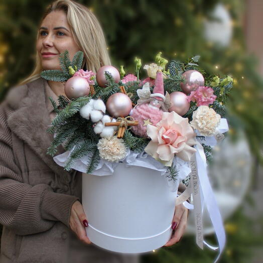 Композиция из датской пихты, новогоднего декора и цветов на Новый год