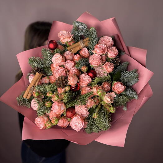 Новогодний букет с еловыми ветками нобилисом, пионовидными розами, шишками и корицей. Н9