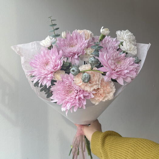 Нежный букет с хризантемами и диантусами