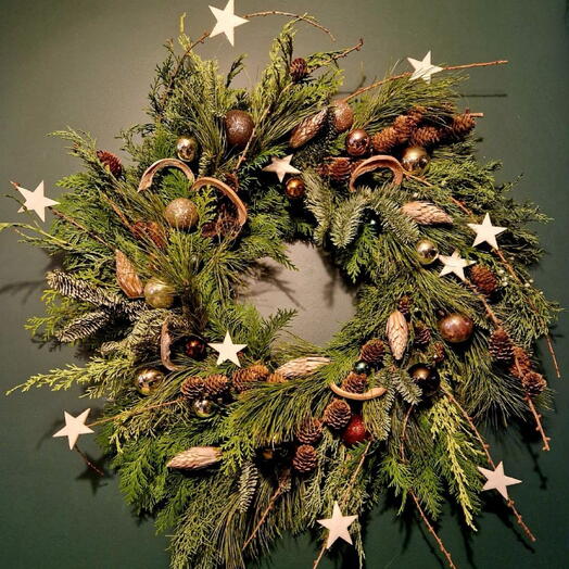 Corona navideña natural