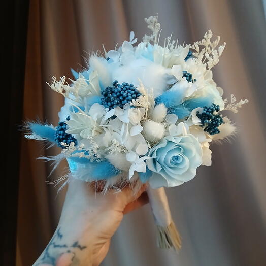 Букет невесты из голубых стабилизированных цветов «Морской»