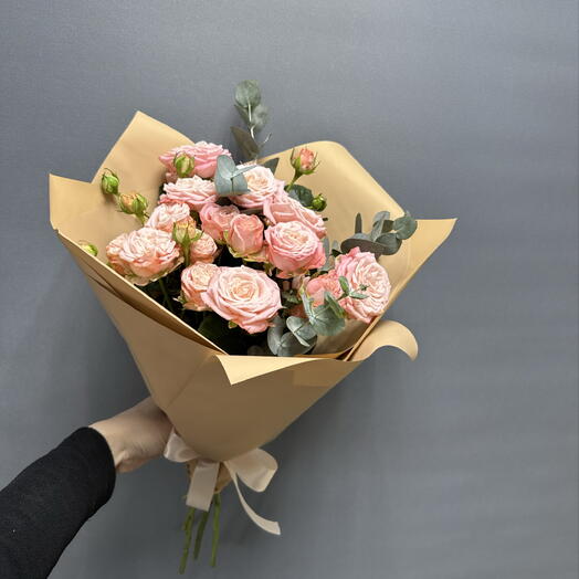 Кустовые розы и эвкалипт