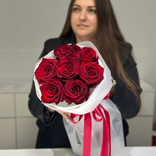 7 алых роз