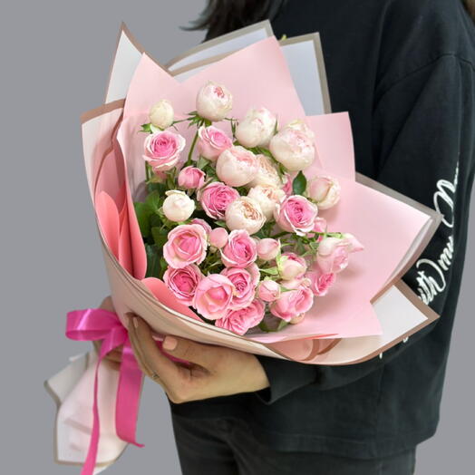 Ramo de mezcla con rosas de peonía de arbusto