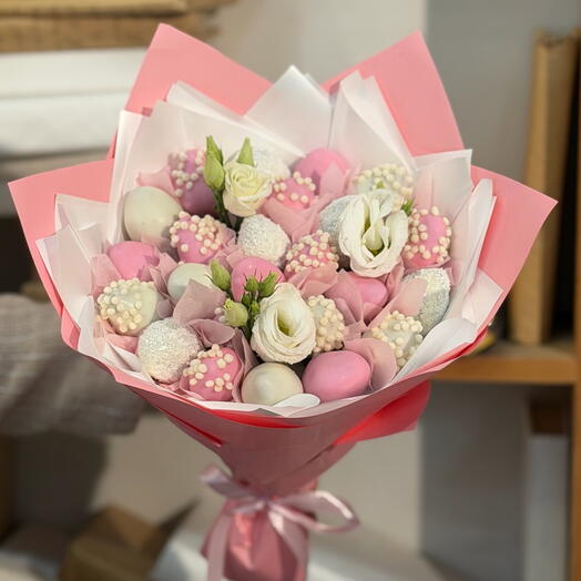 Букет из клубники в шоколаде со свежей эустомой