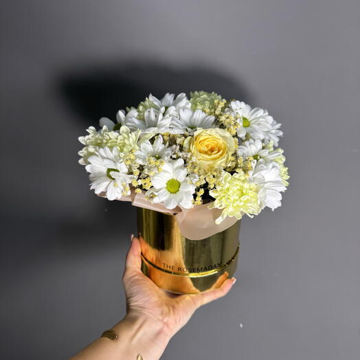 Цветы в коробке с розой, хризантемой и гипсофилой