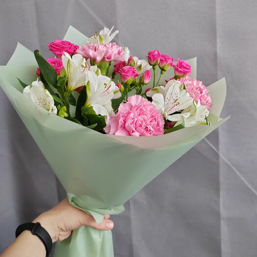 Букет из кустовых роз, альстромерий и гвоздик