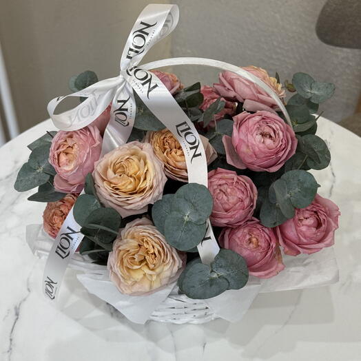 Кустовые розы в корзине, размер S