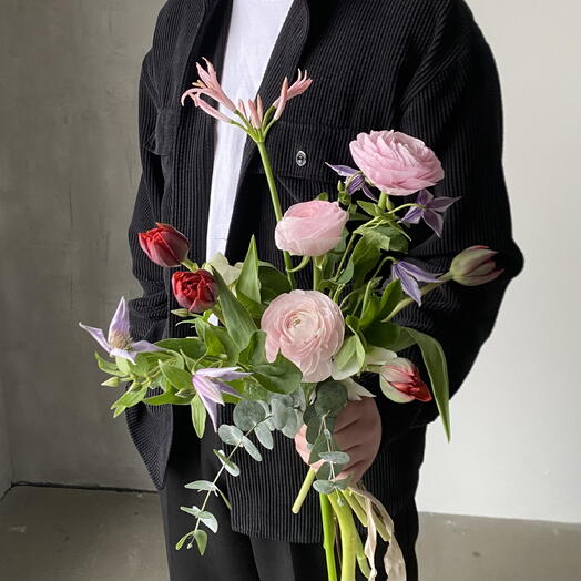 Красно-розовый букет: ранункулюсы, тюльпаны, колокольчики, морозник, нерине и эвкалипт