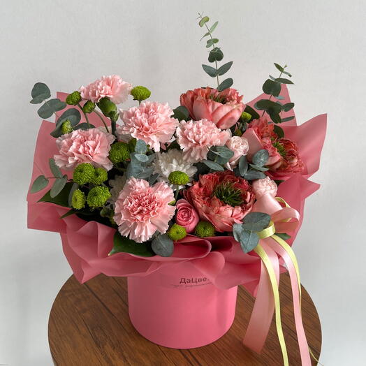 Цветы в коробке: роза, диантус, кустовая хризантема и эвкалипт🌸