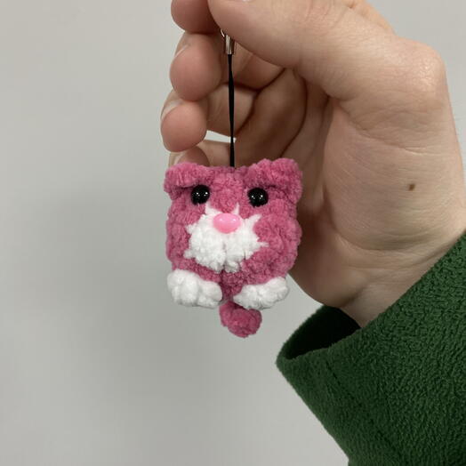 Вязаная игрушка Кот горошек брелок (розовый)