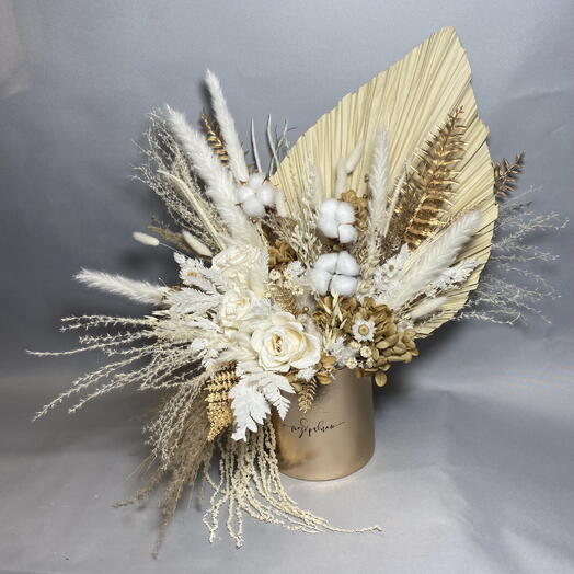 Элегантная композиция из сухоцветов и стабилизированных цветов в теплых пастельных оттенках