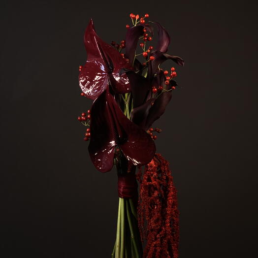 Бордовый букет невесты как в Pinterest с антуриумом, темными каллами и сезонными ветвями