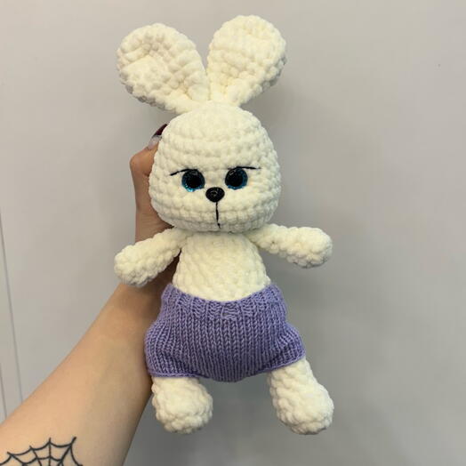 Зайка в шортах игрушка