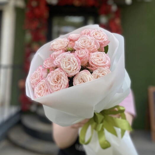 5 розовых пионовидных кустовых роз