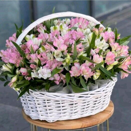 Корзина с альстромерией