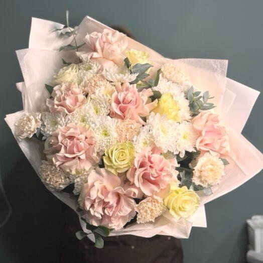 BOUQUET 054.Авторский букет с хризантемами розами диантусами и эвкалиптом