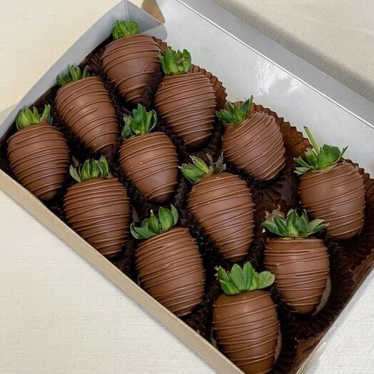 Клубника в шоколаде 12 шт
Подарок