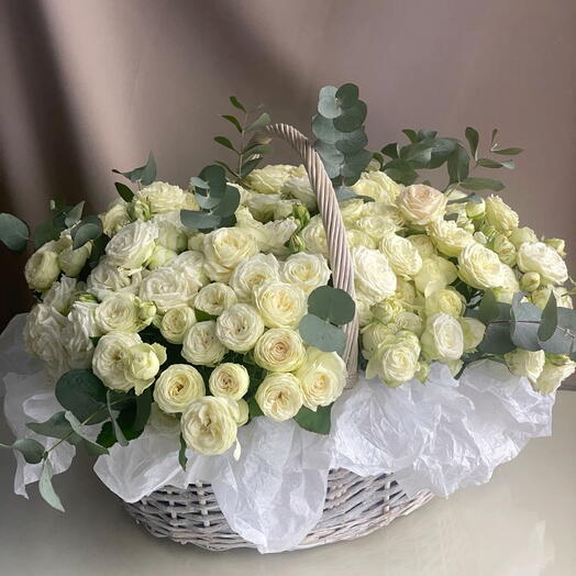 Корзина с цветами белая пионовидная роза