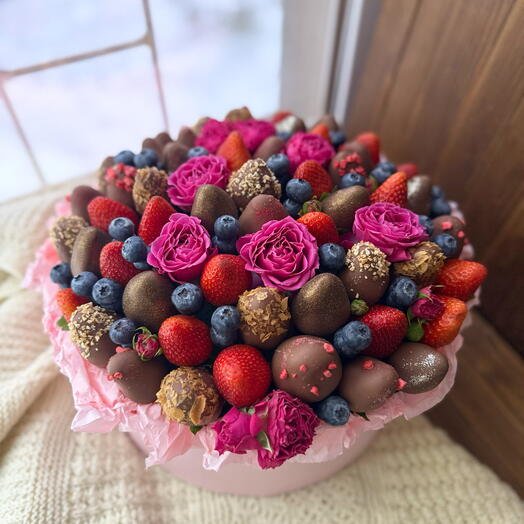 Бокс из клубники в молочном шоколаде, голубики и кустовыми розами