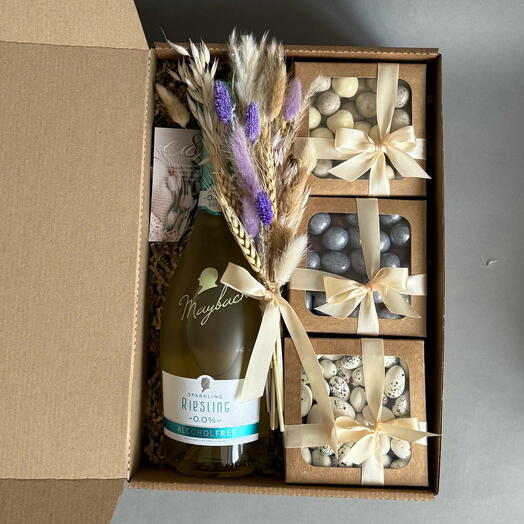 Подарочный набор для коллеги,мамы и подруги,с игристым и орешками в шоколаде .миндаль в шоколаде ,малина в йогурте