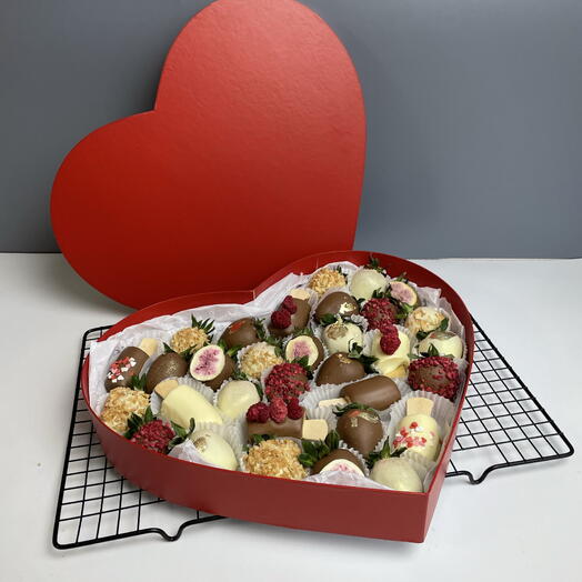 Клубника и банан в шоколаде в коробке сердце