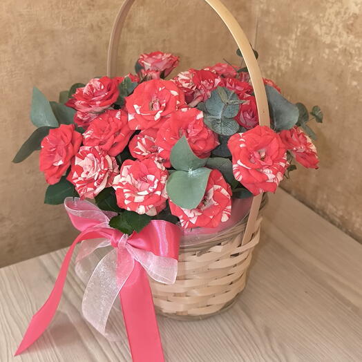 Корзина с розами и эвкалиптом