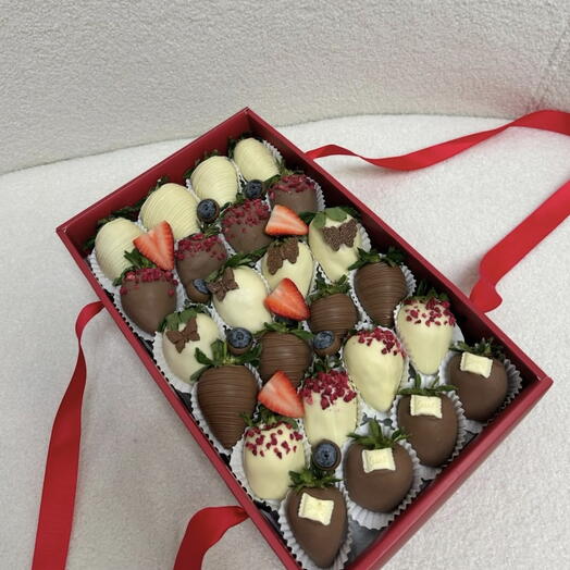 Клубничный набор из белого и молочного шоколада