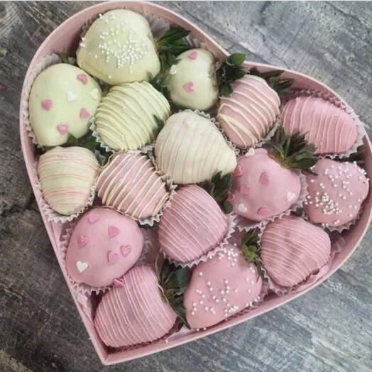 Нежное сердце с клубникой в шоколаде