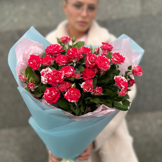 Нежный букет из пышных кустовых роз