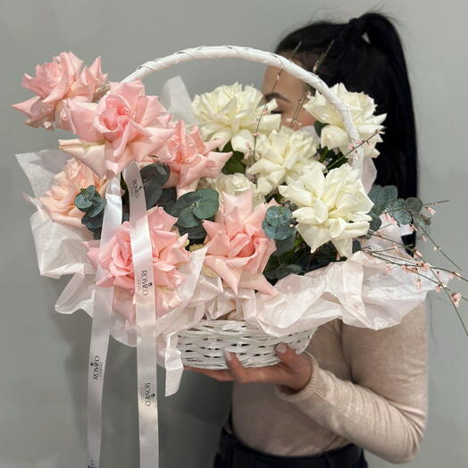 Корзина с французскими розами (15 штук )