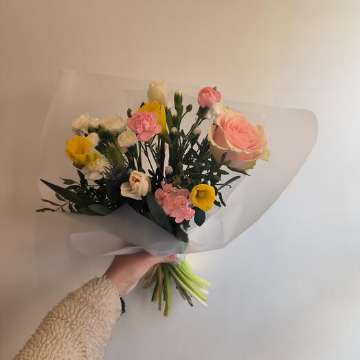Авторский букет Весна с нарциссами кустовыми диантусами розой и эрингиумом