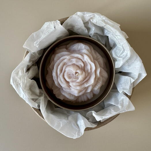 «Тепло весны» свеча с нежным пионом