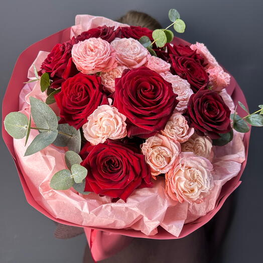 Букет кустовые пионовидные розы красные розы «Страсть и нежность» 🌹