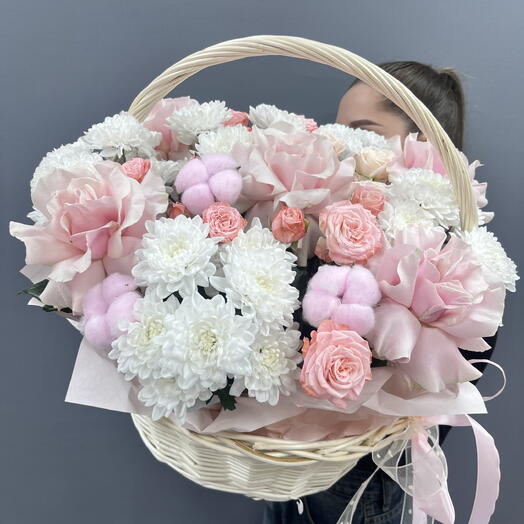 Композиция из французских роз, хризантем и кустовая пионовидная Роза