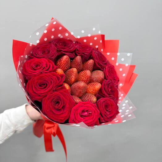 Букет красных роз и клубника в букете Flowerstorg N119